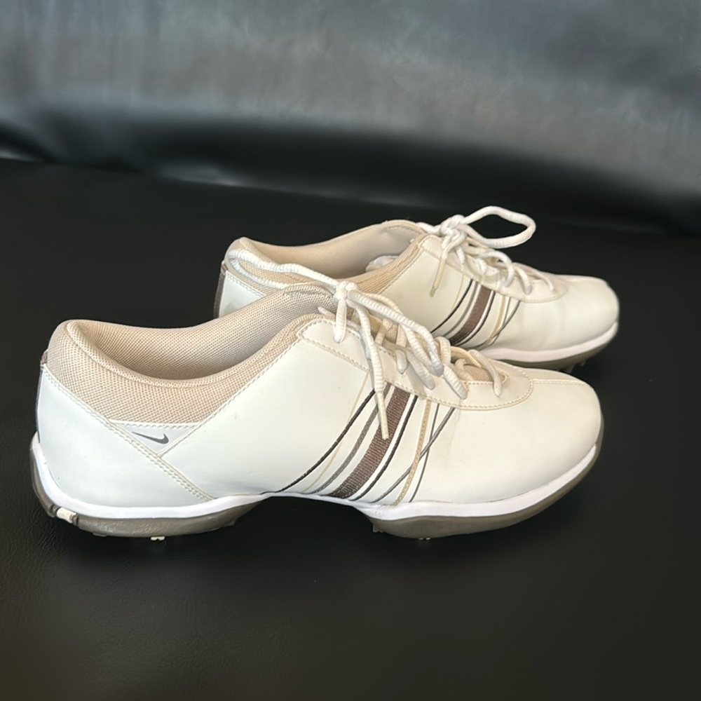 Women’s gently used Nike golf shoes. Size 8.